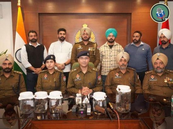 ਪੰਜਾਬ ਦੇ ਵੱਖ-ਵੱਖ ਜ਼ਿਲਿਆਂ ‘ਚ ਲੁੱਟ ਖੋਹ ਅਤੇ ਫਰੋਤੀ ਦੀਆਂ ਵਾਰਦਾਤਾਂ ਨੂੰ ਅੰਜਾਮ ਦੇਣ ਵਾਲੇ ਗੈਂਗਸਟਰ ਲਖਵੀਰ ਸਿੰਘ ਲੰਡਾ ਅਤੇ ਗੁਰਦੇਵ ਸਿੰਘ ਜੱਸਲ ਉਰਫ ਜੈਸਲ ਦੇ ਦੋ ਸਾਥੀਆਂ ਨੂੰ ਮੋਹਾਲੀ ਪੁਲਿਸ ਨੇ ਕੀਤਾ ਨਜਾਇਜ਼ ਹਥਿਆਰਾਂ ਨਾਲ ਗਿਰਫਤਾਰ : ਐਸਐਸਪੀ ਦੀਪਕ ਪਾਰਿਕ