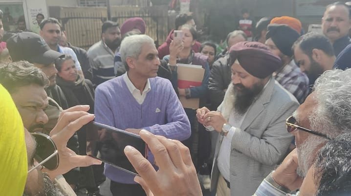 ਪਿੰਡ ਸੋਹਾਣਾ ਦੇ ਘਰਾਂ ਅਤੇ ਬਿਲਡਿੰਗਾਂ ਸੀਜ਼ ਕਰਨ ਦੀ ਕਾਰਵਾਈ ਪਿੰਡ ਵਾਸੀਆਂ ਲਈ ਖੜੀ ਕਰ ਸਕਦੀ ਦਿੱਕਤ ਸਰਕਾਰ ਕੋਈ ਸੌਖੀ ਪਾਲਸੀ ਕਰੇ ਲਾਗੂ : ਪਰਵਿੰਦਰ ਸਿੰਘ ਸੋਹਾਣਾ