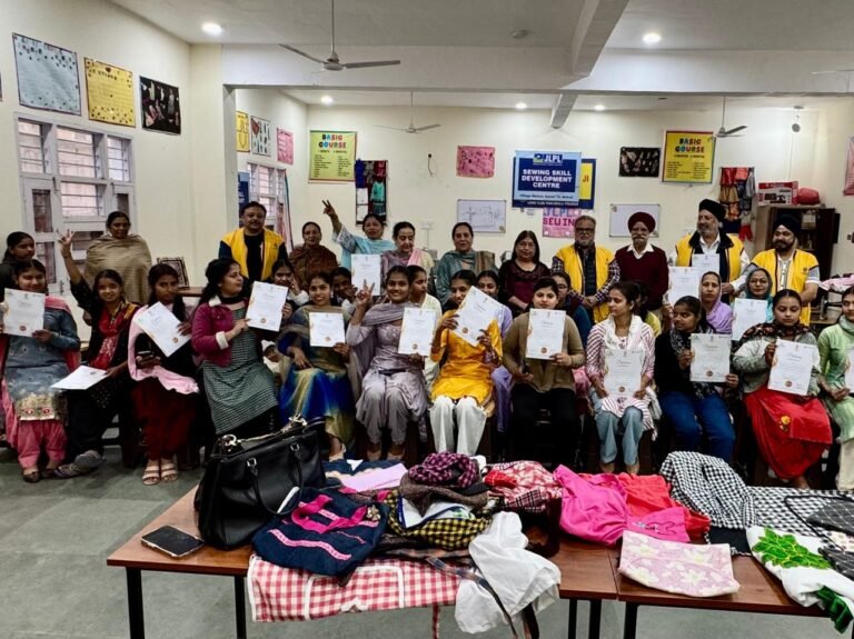 ਲੋਇਨਜ ਕਲੱਬ ਪੰਚਕੂਲਾ ਪ੍ਰੀਮੀਅਰ ਨੇ ਮਟੌਰ ‘ਚ ਲੋੜਵੰਦ ਮਹਿਲਾਵਾਂ ਨੂੰ ਦਿੱਤੀਆਂ ਸਿਲਾਈ ਮਸ਼ੀਨਾਂ