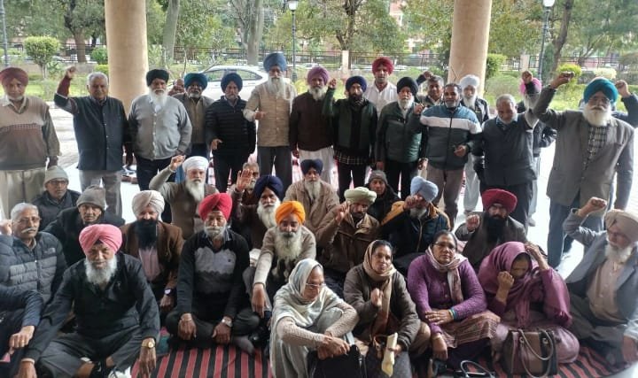 ਪੰਚਾਇਤੀ ਰਾਜ ਪੈਨਸ਼ਨਰਜ ਯੂਨੀਅਨ ਪੰਜਾਬ ਵੱਲੋਂ ਪੇਂਡੂ ਵਿਕਾਸ ਅਤੇ ਪੰਚਾਇਤ ਵਿਭਾਗ ਪੰਜਾਬ ਦੇ ਮੁੱਖ ਦਫਤਰ ਦੇ ਗੇਟ ਸਾਹਮਣੇ ਮੰਗਾਂ ਨੂੰ ਪ੍ਰਵਾਨ ਕਰਾਉਣ ਲਈ ਦਿੱਤਾ ਧਰਨਾ :: ਮੀਤ ਪ੍ਰਧਾਨ ਕੁਲਵੰਤ ਕੌਰ ਬਾਠ