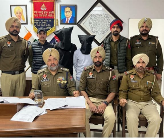 ਮੋਹਾਲੀ ਪੁਲਿਸ ਨੇ ਤਿੰਨ ਲੁਟੇਰਿਆਂ ਨੂੰ ਚੋਰੀ ਕੀਤੇ ਇੱਕ ਮੋਟਰਸਾਈਕਲ ਅਤੇ ਮੋਬਾਈਲਾਂ ਸਮੇਤ ਕੀਤਾ ਗਿ੍ਫਤਾਰ : ਡੀਐਸਪੀ ਸਿਟੀ-2 ਬੱਲ