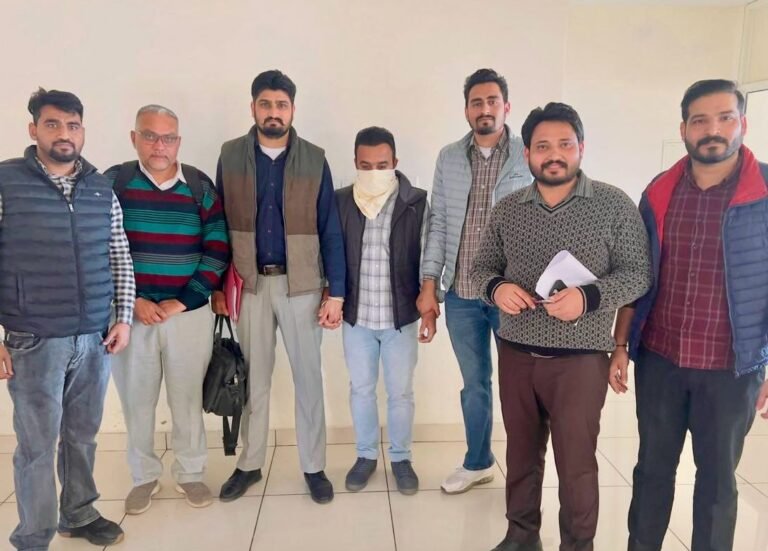 ਪੰਚਾਇਤ ਸਕੱਤਰ ਨੂੰ 20,000 ਰੁਪਏ ਰਿਸ਼ਵਤ ਲੈਂਦਿਆਂ ਕੀਤਾ ਕਾਬੂ ਬੀਡੀਪੀਓ ‘ਤੇ ਵੀ ਕੇਸ ਕੀਤਾ ਦਰਜ : ਵਿਜੀਲੈਂਸ ਬਿਊਰੋ