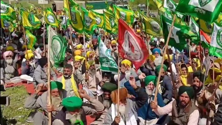 ਕਿਸਾਨਾਂ ਨੂੰ ਚੰਡੀਗੜ੍ਹ ਜਾਣ ਤੋਂ ਰੋਕਣ ਲਈ ਪੂਰੇ ਜ਼ਿਲ੍ਹੇ ‘ਚ 700 ਦੇ ਕਰੀਬ ਪੁਲਿਸ ਅਧਿਕਾਰੀ ਕੀਤੇ ਤੈਨਾਤ  ਥਾਂ ਥਾਂ ਤੇ ਨਾਕੇ ਲਗਾ ਕੇ ਆਉਣ ਜਾਣ ਵਾਲਿਆਂ ਦੀ ਕੀਤੀ ਜਾਂਦੀ ਰਹੀ ਜਾਂਚ….