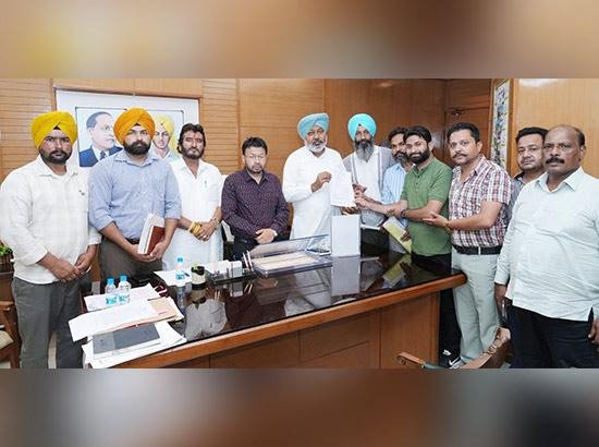 ਪੰਜਾਬ ਸਰਕਾਰ ਮੁਲਾਜ਼ਮਾਂ ਦੀਆਂ ਸਾਰੀਆਂ ਜਾਇਜ਼ ਮੰਗਾਂ ਦੇ ਢੁਕਵੇਂ ਹੱਲ ਲੱਭਣ ਲਈ ਹਮੇਸ਼ਾ  ,ਵਚਨਬੱਧ : ਵਿੱਤ ਮੰਤਰੀ ਹਰਪਾਲ ਸਿੰਘ ਚੀਮਾ  . .. ਸਥਾਨਕ ਸਰਕਾਰਾਂ ਵਿਭਾਗ ਨੂੰ ਕਰਮਚਾਰੀ ਯੂਨੀਅਨਾਂ ਦੀਆਂ ਮੁੱਖ ਸਮੱਸਿਆਵਾਂ ਤੇ ਜਾਇਜ਼ ਮੰਗਾਂ ਨੂੰ ਜਲਦੀ ਹੱਲ ਕਰਨ ਲਈ ਵਿਆਪਕ ਪ੍ਰਸਤਾਵ ਤਿਆਰ ਕਰਨ ਦੇ ਦਿੱਤੇ ਨਿਰਦੇਸ਼…