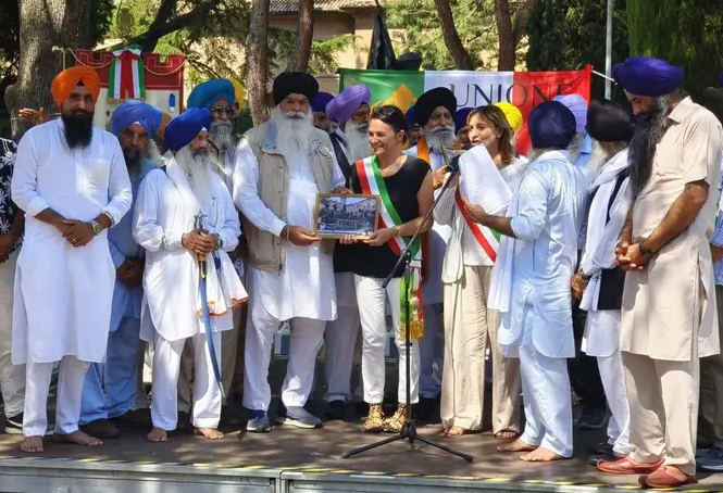 ਇਟਲੀ ਦੇ ਸ਼ਹਿਰ ਫੋਰਲੀ ਵਿਖੇ ਵਰਲਡ ਵਾਰ ਦੇ ਸ਼ਹੀਦ ਫੌਜੀਆਂ ਨੂੰ ਕੀਤੇ ਸ਼ਰਧਾ ਦੇ ਫੁੱਲ ਭੇਂਟ …